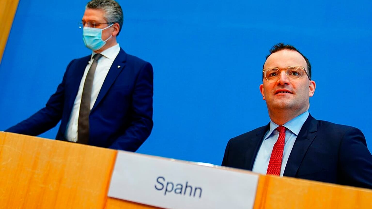 Lothar Wieler, links, Präsident des Robert Koch-Instituts (RKI), und Bundesgesundheitsminister Jens Spahn, rechts, bei einer Pressekonferenz in Berlin