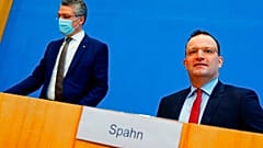 Lothar Wieler, links, Präsident des Robert Koch-Instituts (RKI), und Bundesgesundheitsminister Jens Spahn, rechts, bei einer Pressekonferenz in Berlin