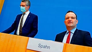 Lothar Wieler, links, Präsident des Robert Koch-Instituts (RKI), und Bundesgesundheitsminister Jens Spahn, rechts, bei einer Pressekonferenz in Berlin