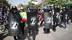 متظاهرون ضد الانقلاب في ميانمار يحتمون بدروع أمام قوات الشرطة في ماندلاي. 2021/03/05
