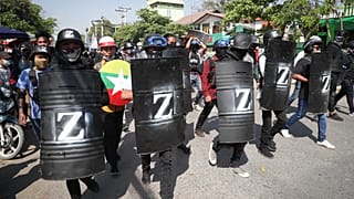 متظاهرون ضد الانقلاب في ميانمار يحتمون بدروع أمام قوات الشرطة في ماندلاي. 2021/03/05