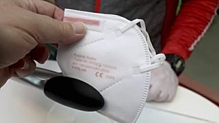 Egy osztrák állampolgár FFP2 maszkot vesz egy szupermarketben - AP Photo/Ronald Zak
