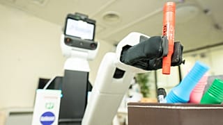 El Robot de Apoyo Humano de Toyota combina la automatización avanzada de fábrica y las tecnologías de sensores para moverse en estancias y recoger objetos con destreza