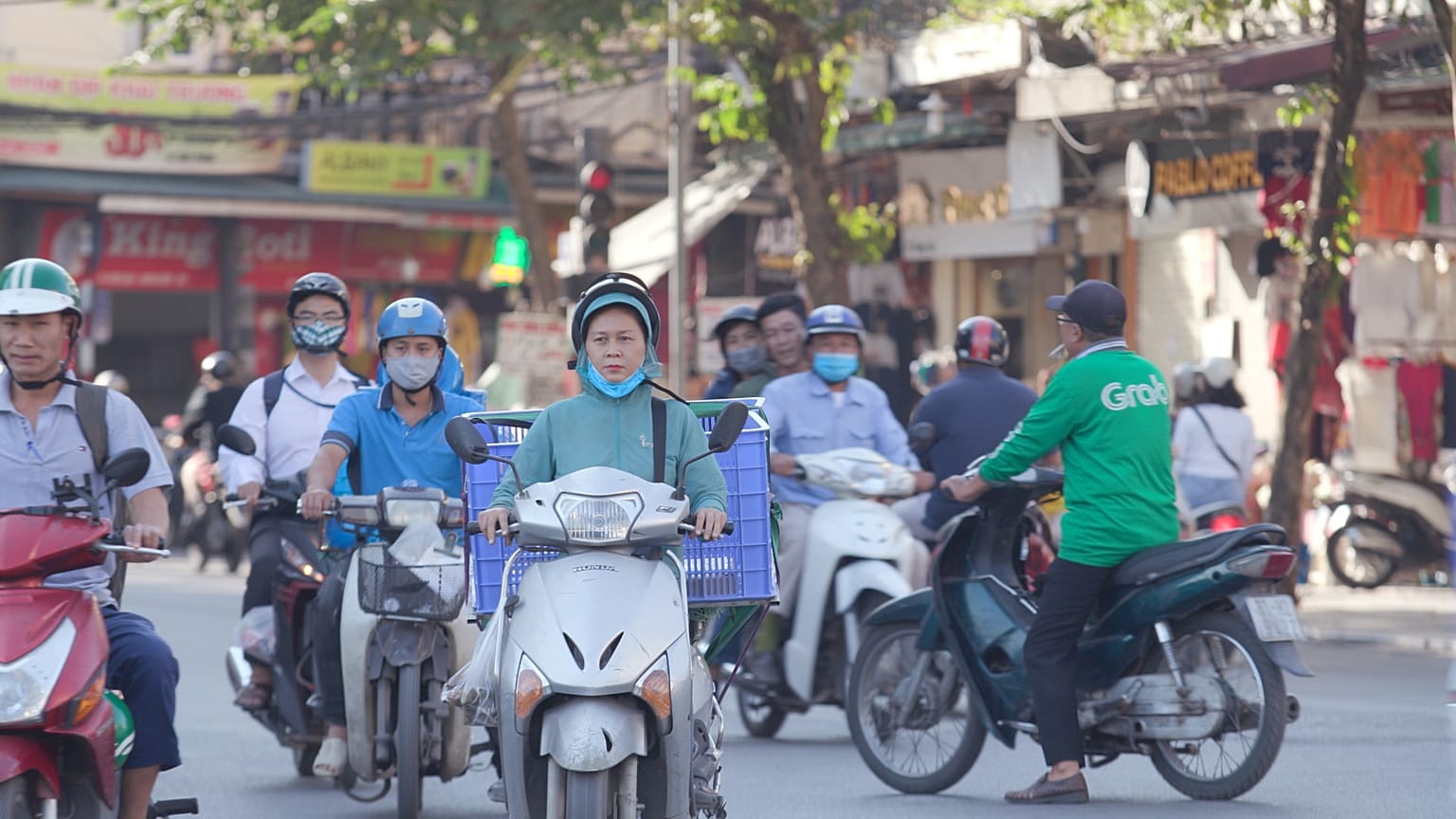 Las animadas calles de Vietnam muestran un país donde, con la ayuda de Japón, la lucha contra el COVID-19 ha tenido éxito.