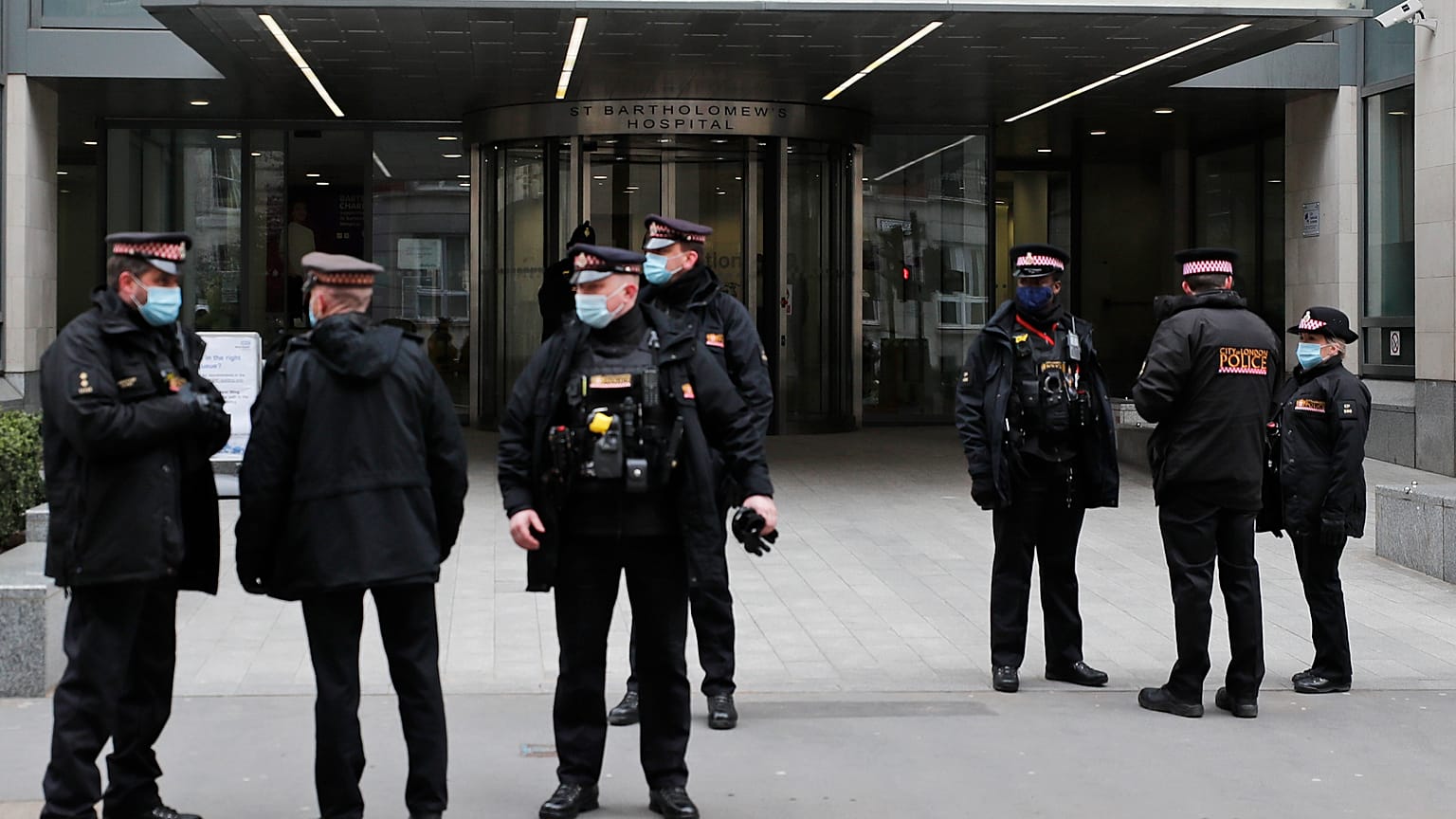 عناصر الشرطة خارج المدخل الرئيسي لمستشفى سانت بارثولوميو