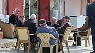 Jubilados en un bar de Tellesquf (Irak) 