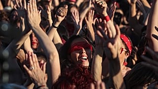 Mujeres interpretan "Un violador en tu camino" , en una manifestación contra la violencia de género, frente al estadio Nacional en Santiago de Chile, el 4 de diciembre de 2019