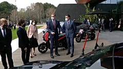 El rey Felipe VI y el presidente del Gobierno, Pedro Sánchez, conversan durante su visita a la planta de Seat en Martorell.