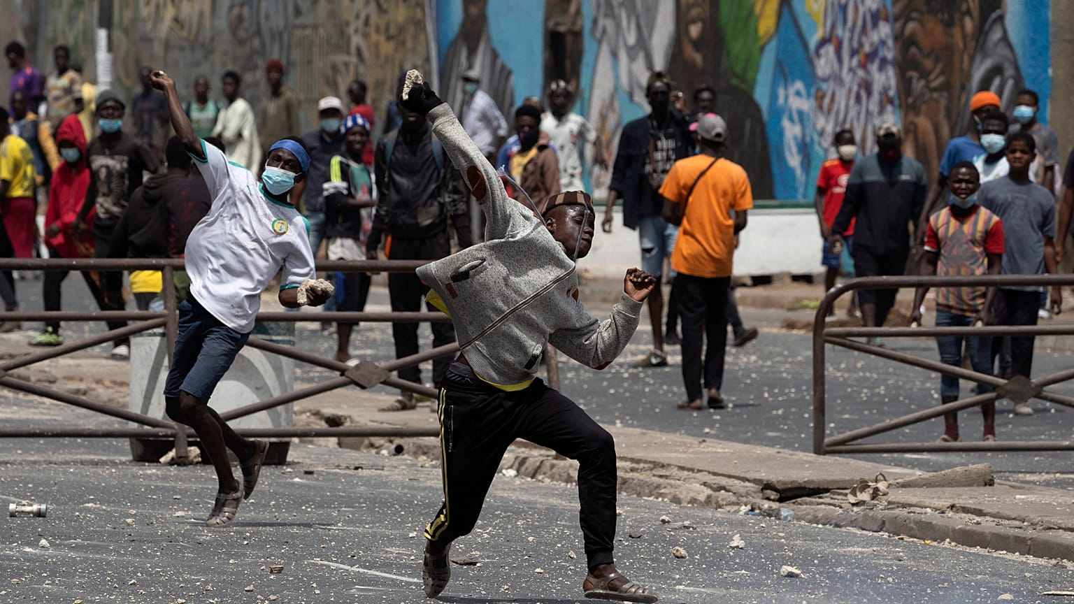 Des jeunes lancent des projectiles contre les forces de l'ordre à Dakar