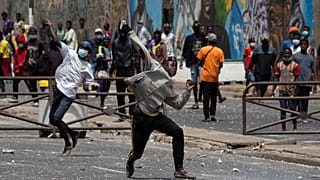 Des jeunes lancent des projectiles contre les forces de l'ordre à Dakar