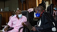Hotel Ruanda" filminin esin kaynağı Paul Rusesabagina (pembe kıyafetli), avukatıyla konuşurken 