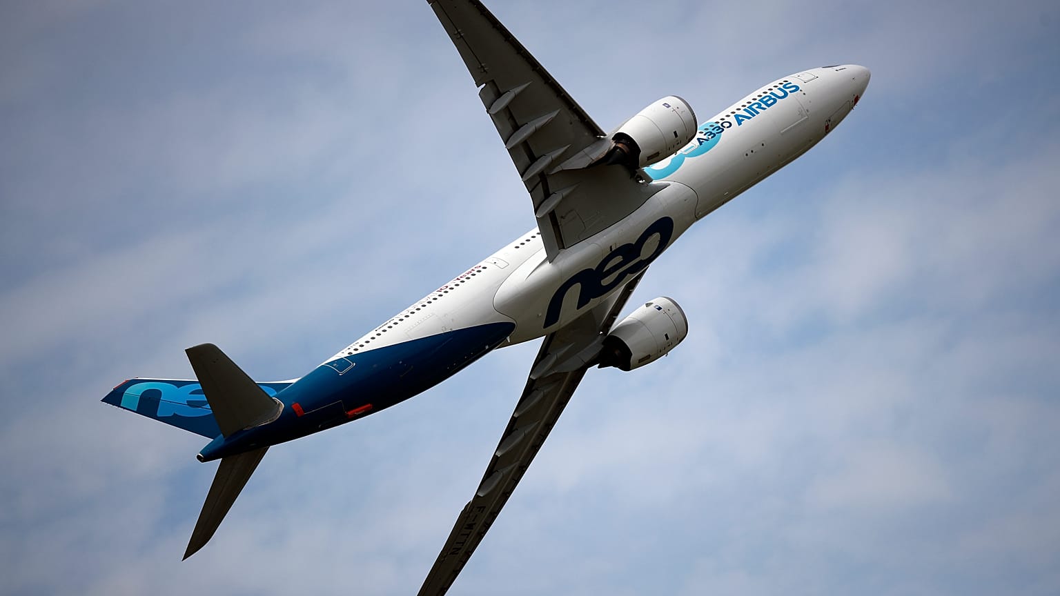 Pause dans le conflit opposant Airbus et Boeing - image d'archives A380 dans le ciel de Paris, le 18/06/2019
