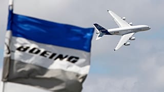 Аэробус  A380 и флаг «Боинга».