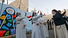Nonnen im Irak winken Papst Franziskus zu