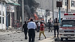 صورة أرشيفية لموقع هجوم بسيارة مفخخة وقع بالقرب من نقطة تفتيش أمنية في مقديشو  في 13 فبراير 2021