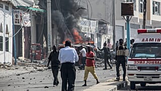 صورة أرشيفية لموقع هجوم بسيارة مفخخة وقع بالقرب من نقطة تفتيش أمنية في مقديشو  في 13 فبراير 2021