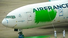 Gegen "Greenwashing" in Luftfahrt: Aktivisten malen Boeing grün an