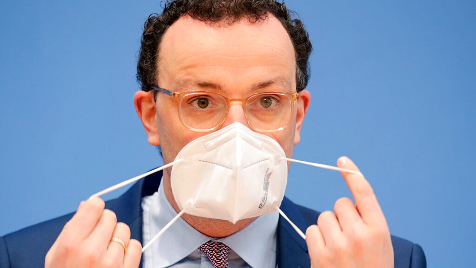 Jens Spahn mit FFP2-Maske - wegen Selbsttests unter Druck
