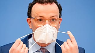 Jens Spahn mit FFP2-Maske - wegen Selbsttests unter Druck