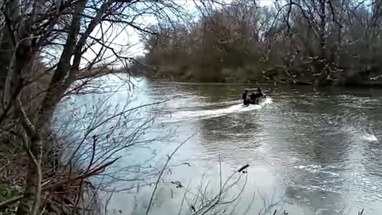 Meriç Nehri üzerinden Yunanistan'a geçmek isteyen bir sığınmacı botu.
