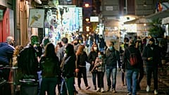 Gente en la calle en Nápoles, cuya región, Campania, quedará el lunes confinada