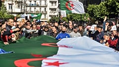 جزائريون يرفعون الأعلام خلال مظاهرة  في العاصمة الجزائر. 2021/03/05