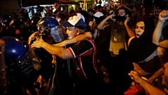 Cara a cara entre policías y manifestantes en Asunción, Paraguay