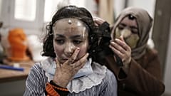 مرام تلبس القناع وتبدو والدتها في الخلفية 