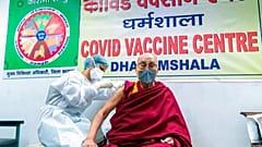 Dalai Lama wird mit AstraZeneca geimpft 