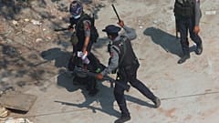 Des policiers arrêtent un manifestant en périphérie de Rangoon le 6 mars 2021.