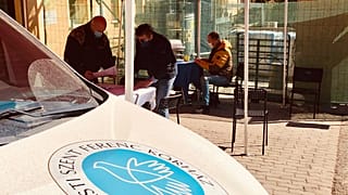 Regisztráció egy kórházi oltópont bejáratánál Budapesten szombaton, a déli órákban