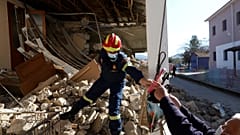 Πυροσβέστες ερευνούν σπίτια με ζημιές στη Θεσσαλία