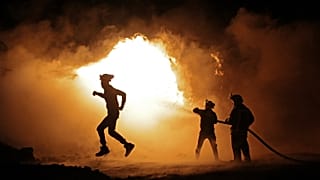 خلال عملية إطفاء الحريق بعد القصف