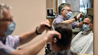 Fodrászüzlet a koronavírus járvány első hullámában Németországban