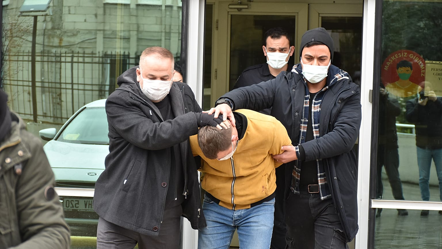 Samsun'un Canik ilçesinde eski eşini 5 yaşındaki çocuğunun önünde darbeden zanlı tutuklandı.