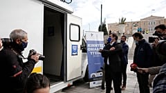 Ο Μαργαρίτης Σχοινάς στην ΚΟΜΥ της Πλατείας Συντάγματος