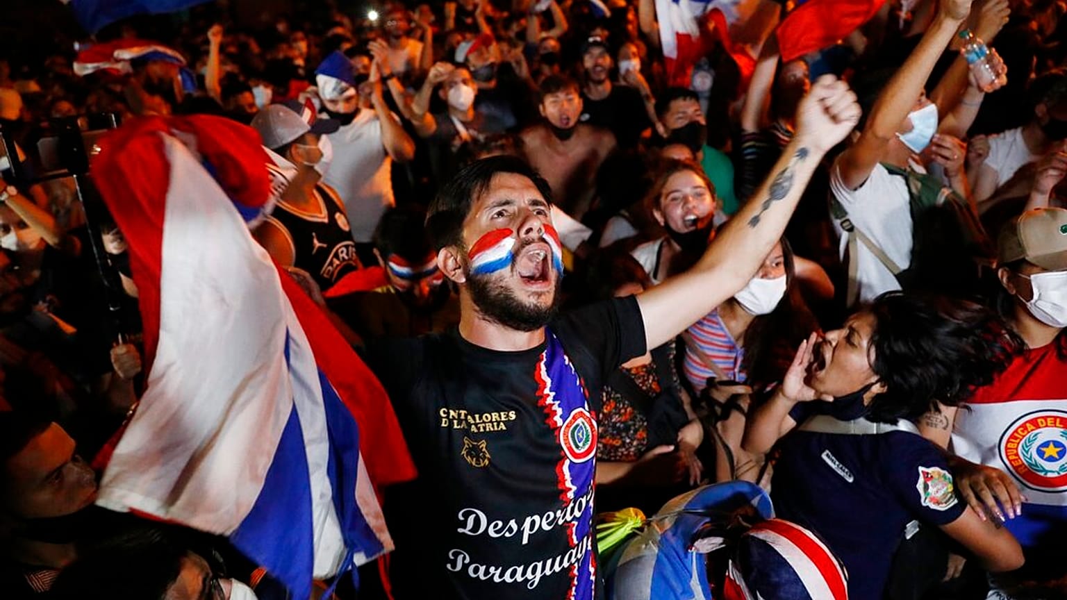 Manifestantes piden la dimisión del presidente Benítez