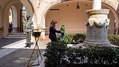 Η Πρόεδρος της Δημοκρατίας καταθέτει στεφάνι στο βωμό της πατρίδας στη Ρόδο