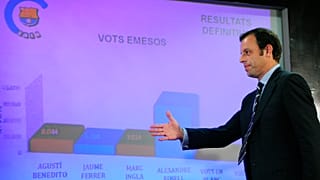 رئيس نادي برشلونة ساندو روسل ‘ثر فوزه بانتخابات رئاسة النادي في 2010/06/14