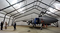 Mike Pompeo,megtekint egy szaúdi F-15E Strike Eagle-t 2020-ban