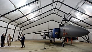 Mike Pompeo,megtekint egy szaúdi F-15E Strike Eagle-t 2020-ban