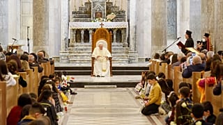 El papa en la reconstruida catedral de Qaraqosh