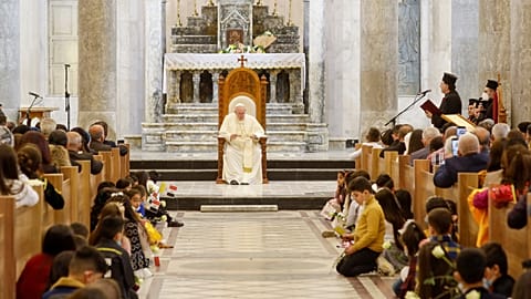 El papa en la reconstruida catedral de Qaraqosh