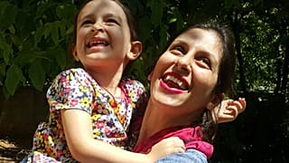 Nazanin Zaghari-Ratcliffe mit ihrer Tochter (2018)
