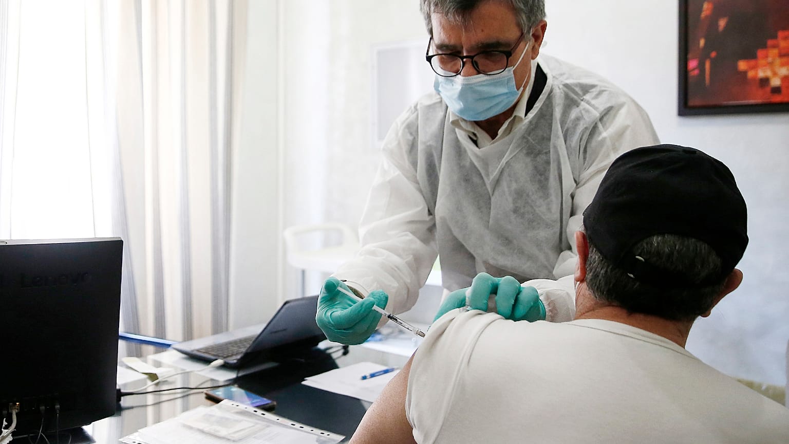İtalya'da aşı sırasını delen bir belediye başkanı istifa etti