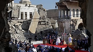 Prière du pape François pour les victimes de la guerre à Mossoul, en Irak, le dimanche 7 mars 2021.