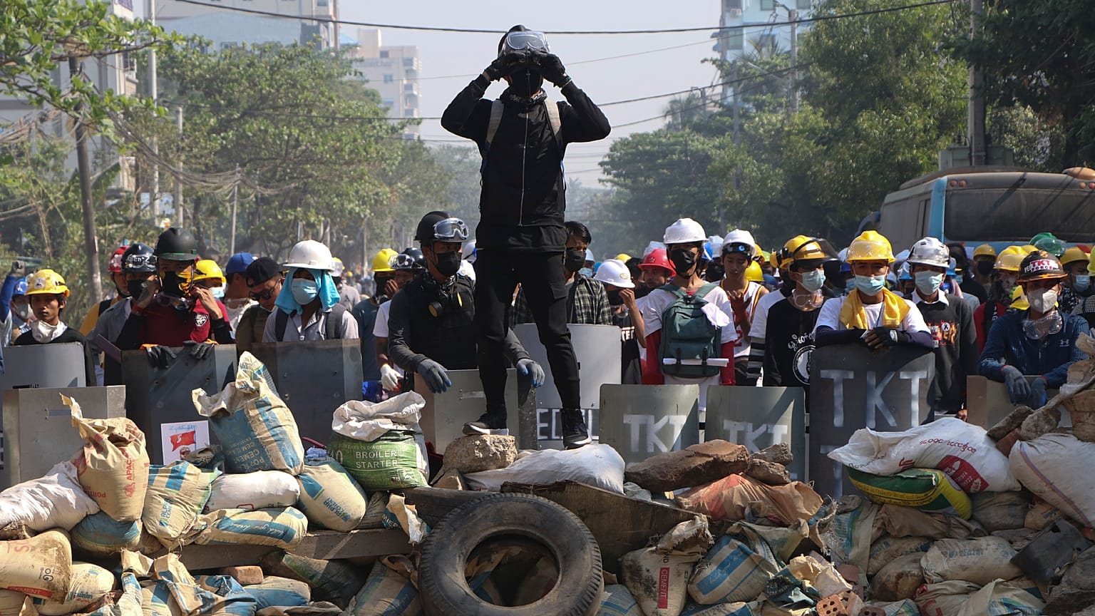 Des manifestants sur des barricades à Rangoun, le 07 mars.