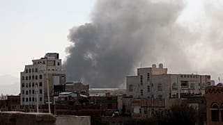 Imágenes de los instantes posteriores a un bombardeo saudí contra una base del Ejército en Saná, capital del Yemen.