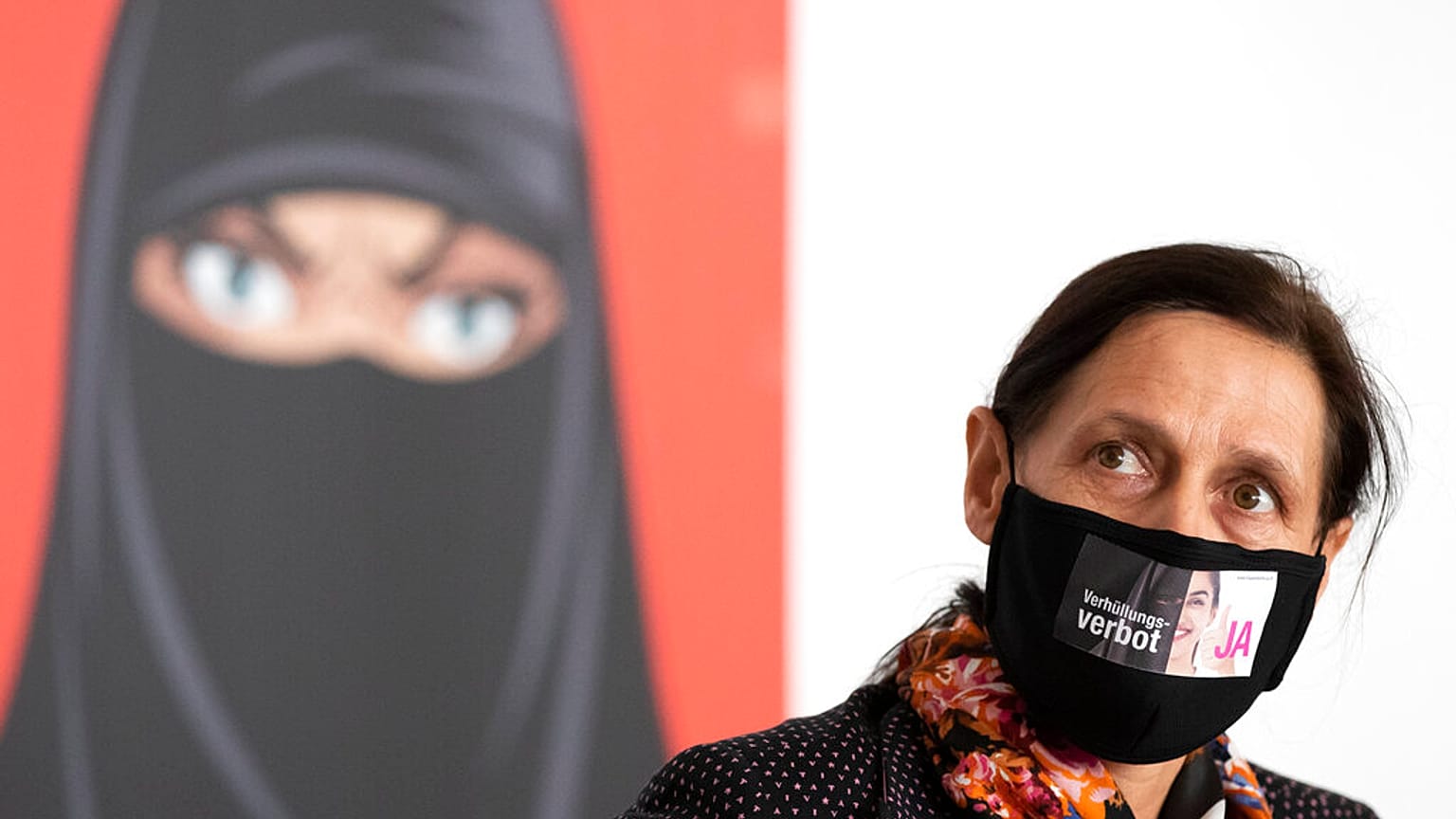 Megosztja Svájcot a burka viselésének tilalma