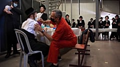 Az izraeliek több mint fele már mindkét adagot megkapta a koronavírus elleni védőoltásból